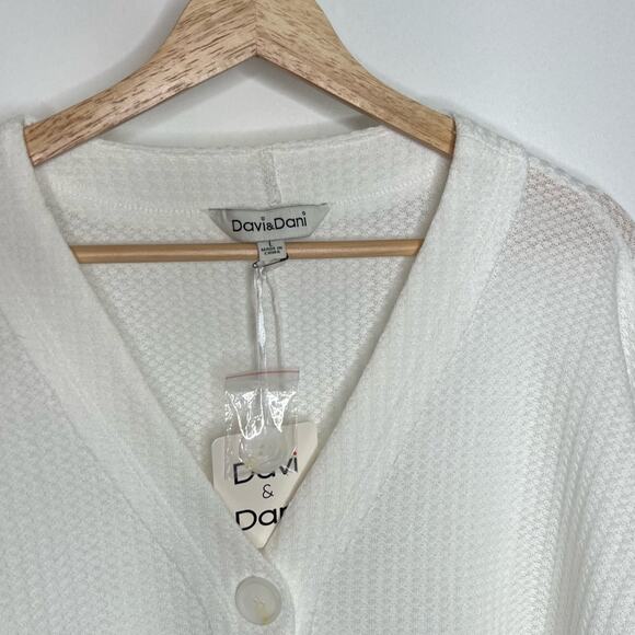 Davi & Dani White Knit Cardigan - Picture 3 of 3